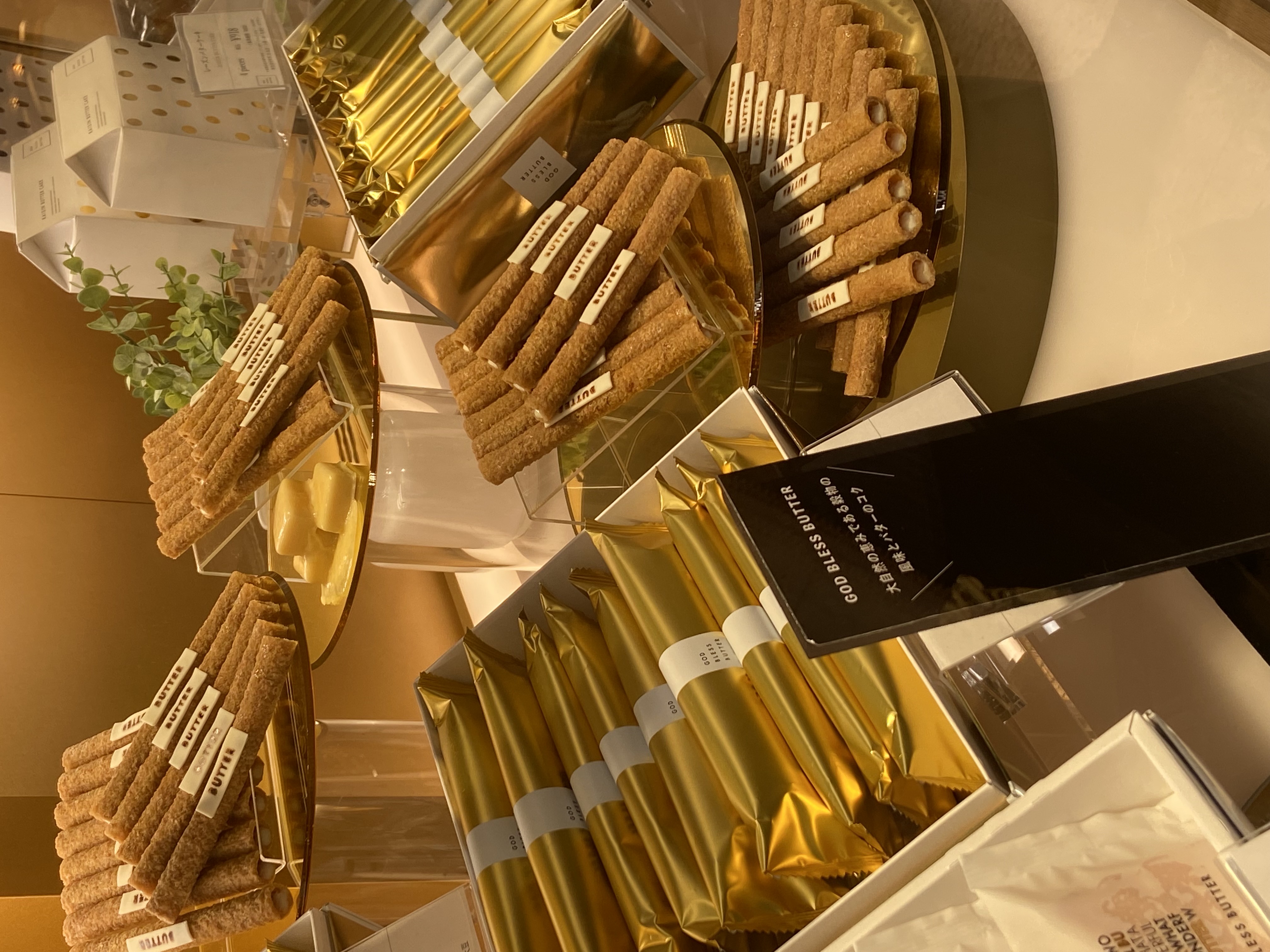 金色包裝的奶油點心在店頭展示