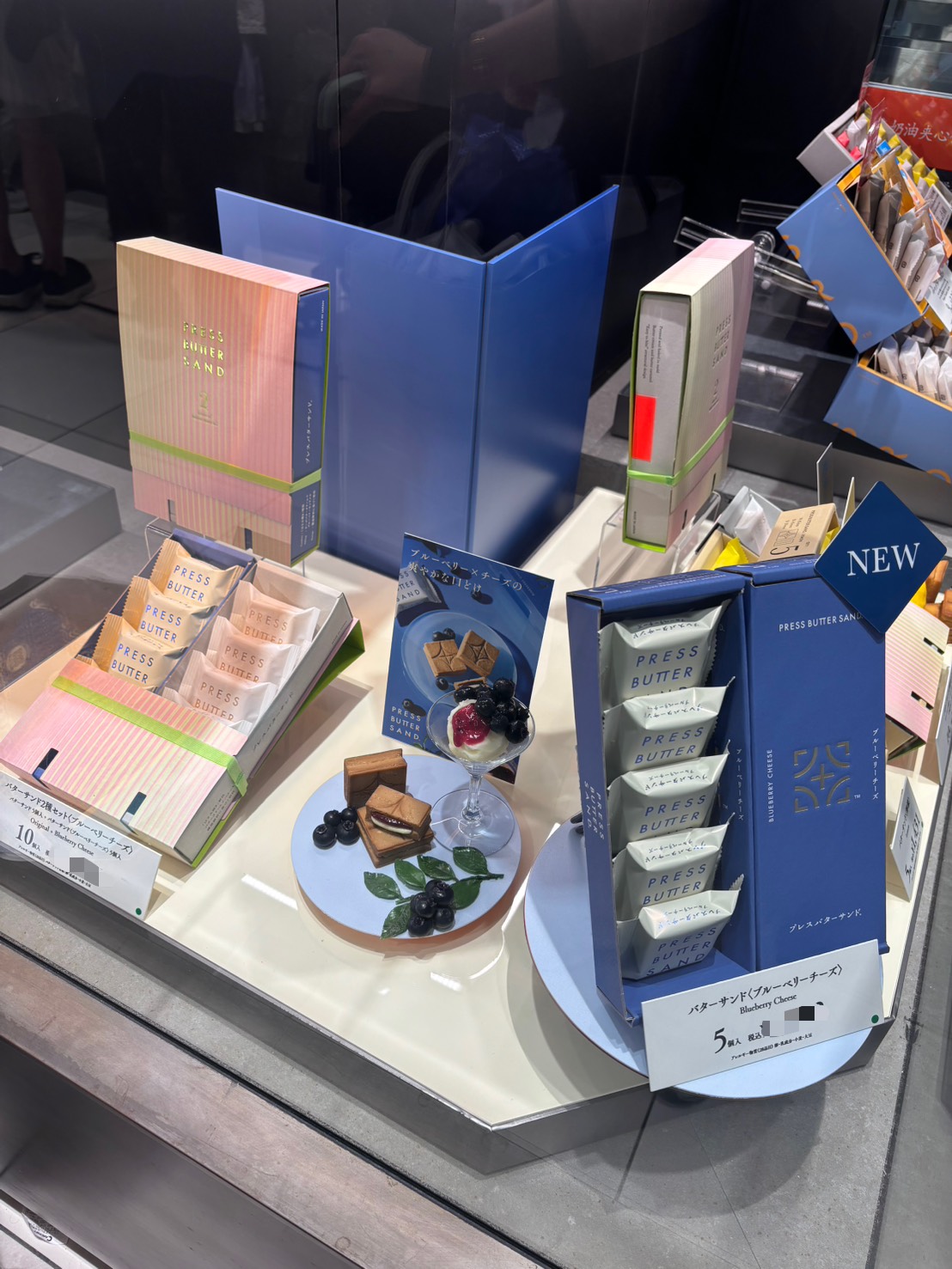 藍白色包裝的甜點展示